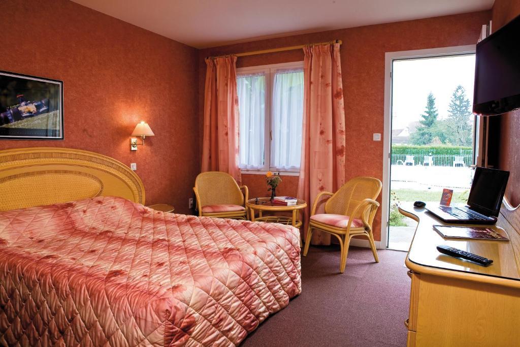 Logis Hotel Du Pont Neuf Le Veurdre Rom bilde