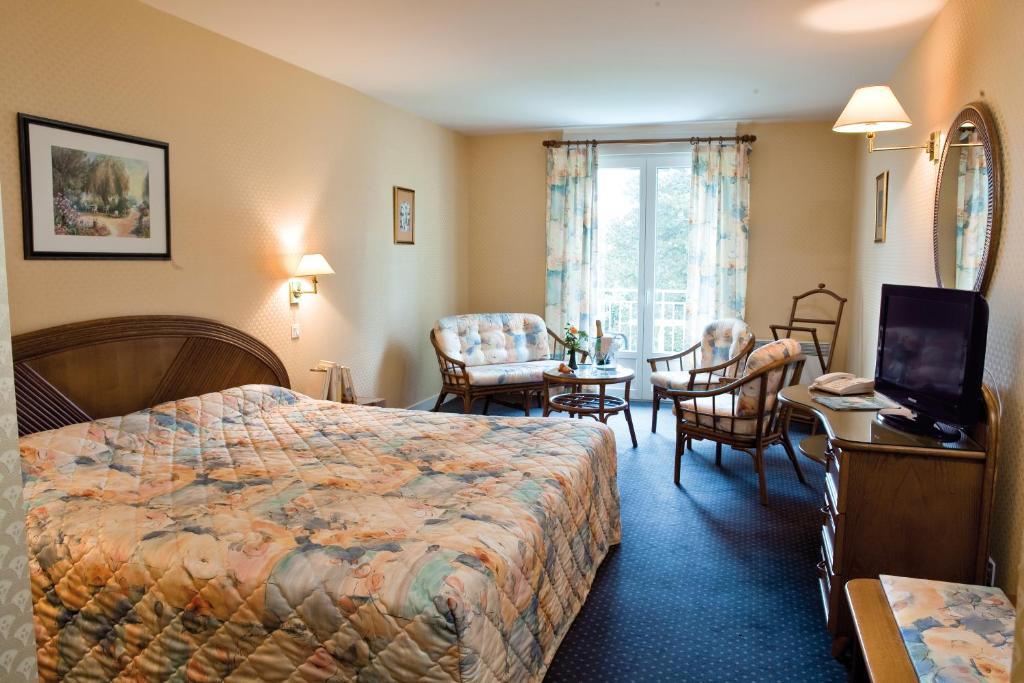 Logis Hotel Du Pont Neuf Le Veurdre Rom bilde