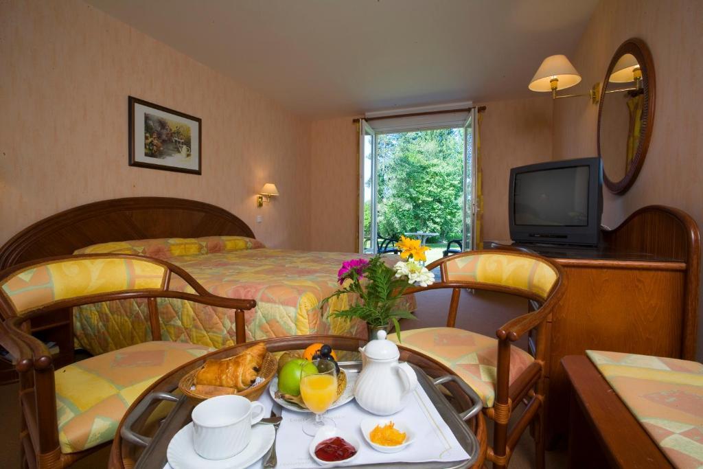 Logis Hotel Du Pont Neuf Le Veurdre Rom bilde
