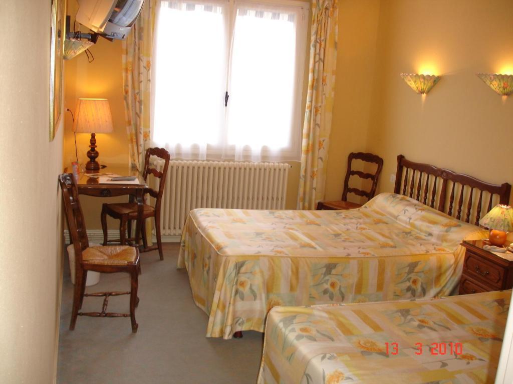 Logis Hotel Du Pont Neuf Le Veurdre Rom bilde
